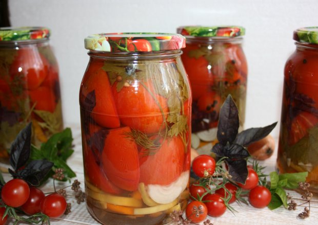 Fotografia przedstawiająca Połówki pomidorów z bazylią