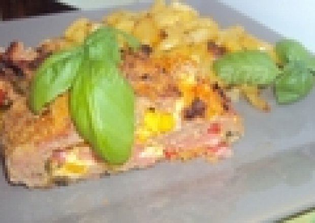 Polpettone con prosciutto ,spinaci e formaggio e patate al forno in senape foto