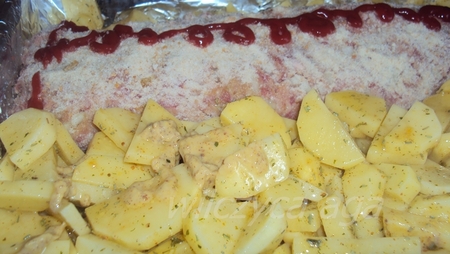 Polpettone con prosciutto ,spinaci e formaggio e patate al forno in senape