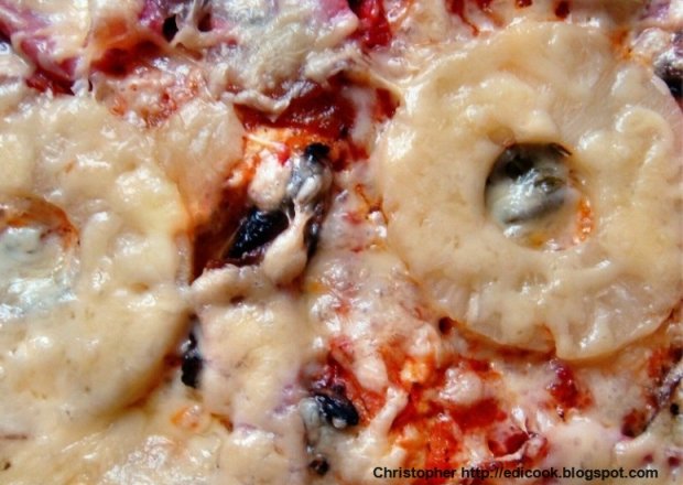 Fotografia przedstawiająca Polska domowa pizza - jedna z wielu.