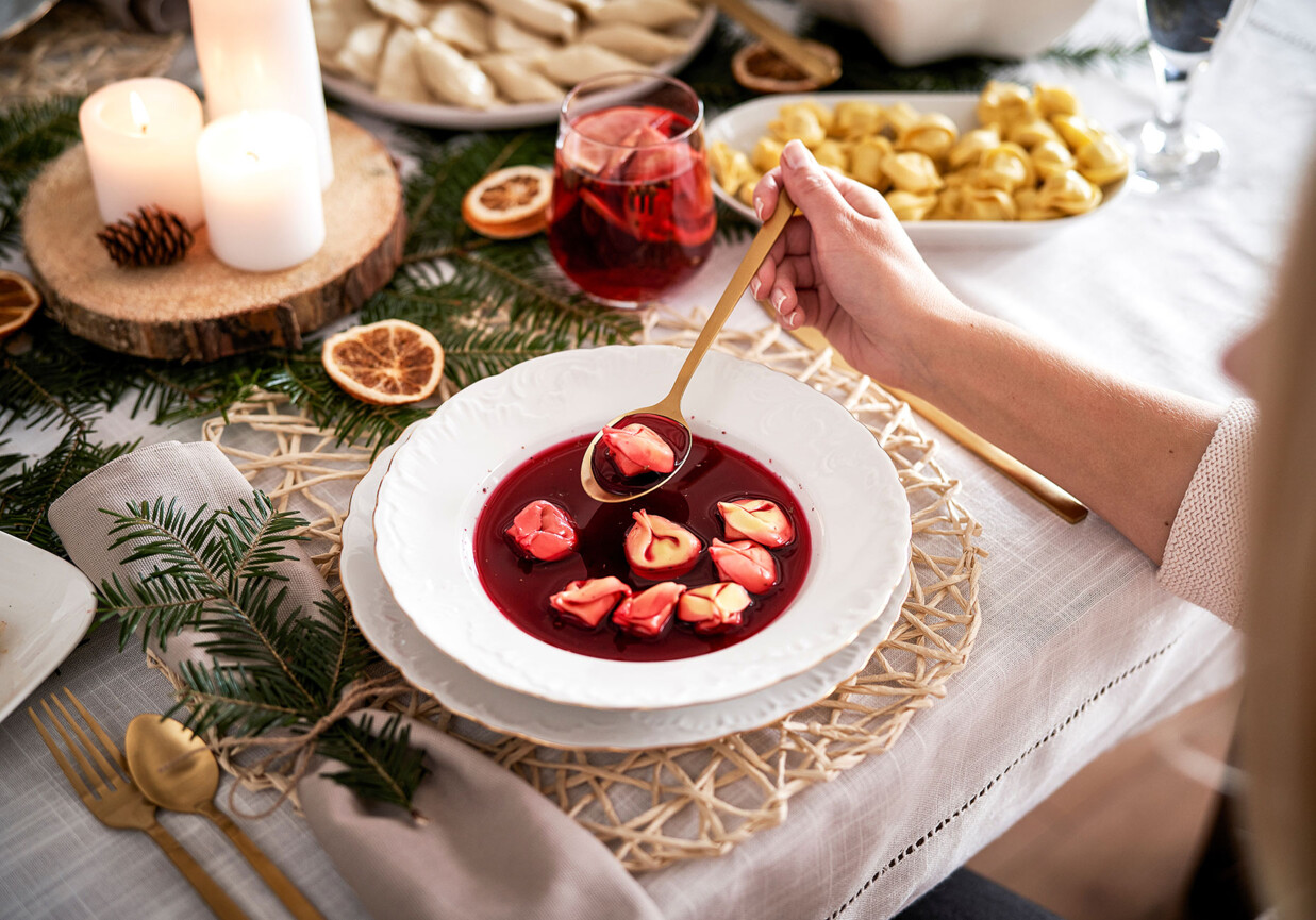 Polski barszcz czerwony z uszkami foto