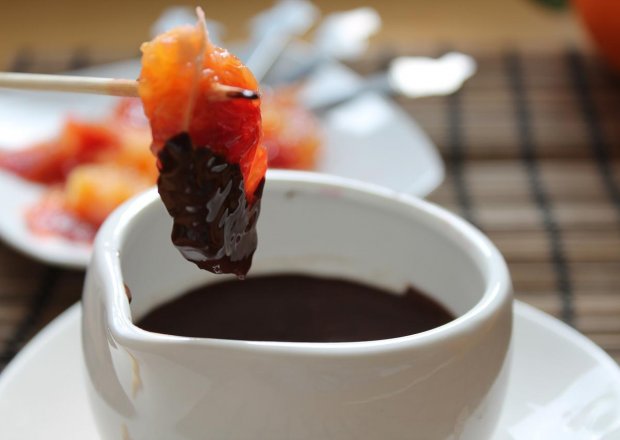 Fotografia przedstawiająca Pomańcze w czekoladowym fondue alla brandy