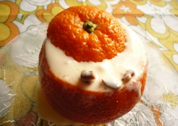 Fotografia przedstawiająca Pomarańcze nadziewane lodami i skórką pomarańczową