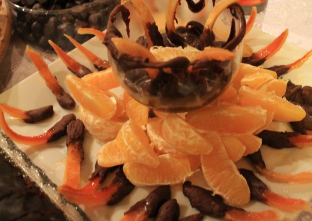 Fotografia przedstawiająca pomarańcze w czekoladzie