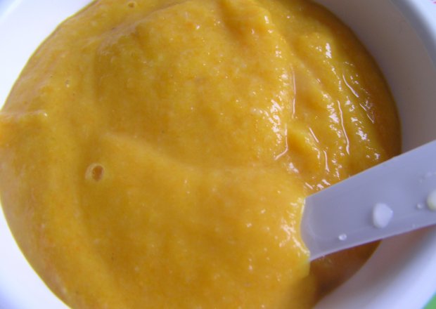 Fotografia przedstawiająca Pomarańczowa zupka dla niemowlaka
