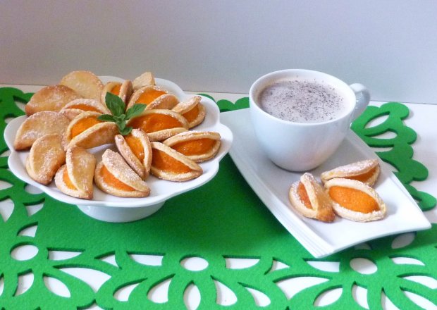 Fotografia przedstawiająca Pomarańczowe ciasteczka z morelami
