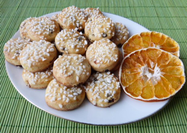 Fotografia przedstawiająca Pomarańczowe ciasteczka z rodzynkami