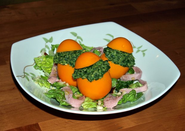 Fotografia przedstawiająca Pomarańczowe jajeczka z zieloną niespodzianką