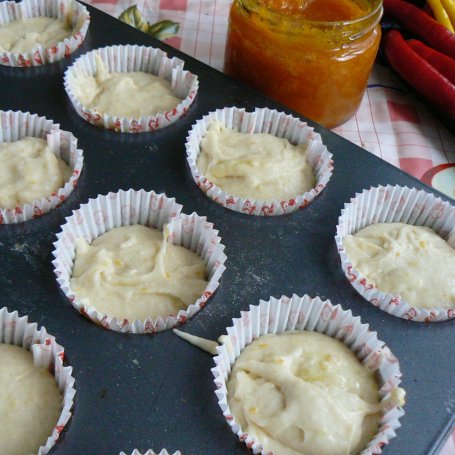 Krok 3 - Pomarańczowe muffinki z czekoladą foto