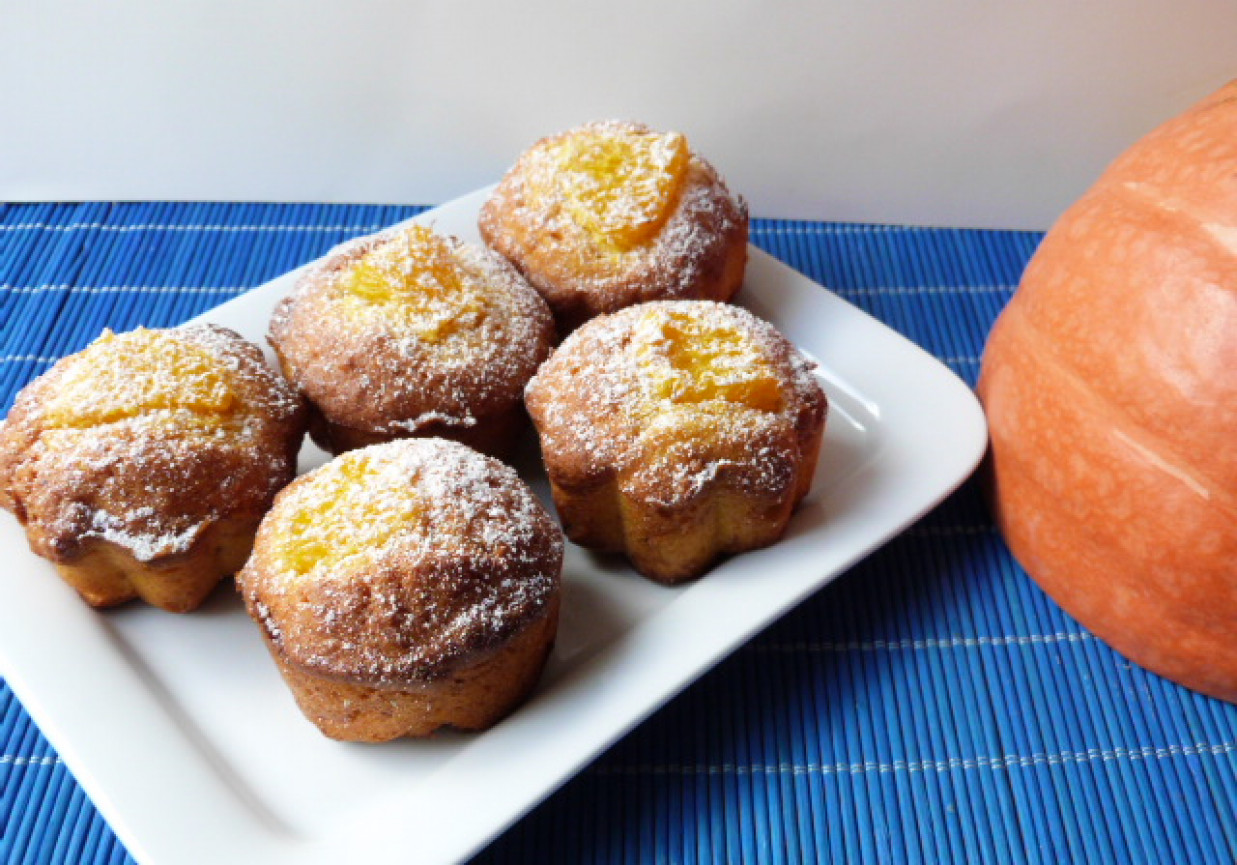 Pomarańczowe muffiny z dynią hokkaido foto