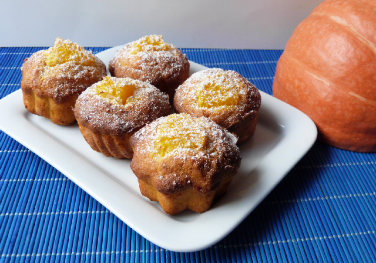 Pomarańczowe muffiny z dynią hokkaido foto
