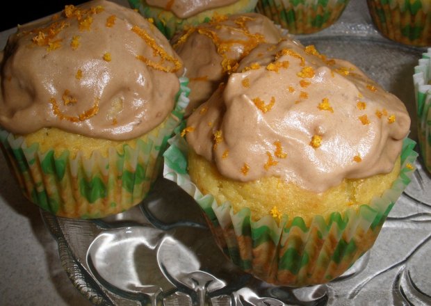 Fotografia przedstawiająca Pomarańczowe muffiny z kremem czekoladowym