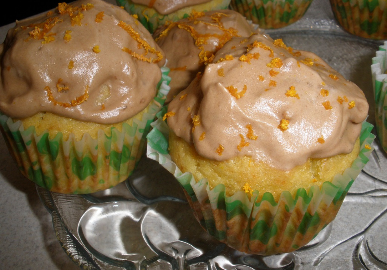 Pomarańczowe muffiny z kremem czekoladowym foto