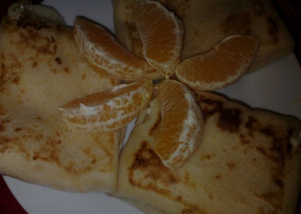 Fotografia przedstawiająca Pomarańczowe naleśniki z serem