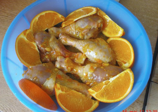 Fotografia przedstawiająca Pomarańczowe udka z kurczaka