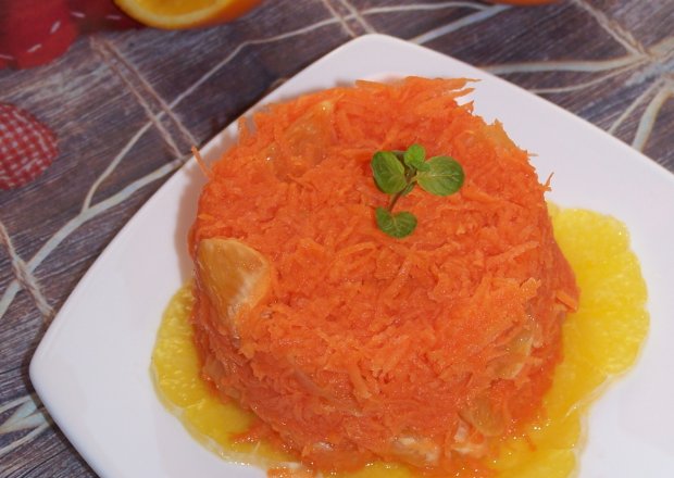 Fotografia przedstawiająca Pomarańczowo i zdrowo, czyli surówka z marchewki i pomarańczy :)