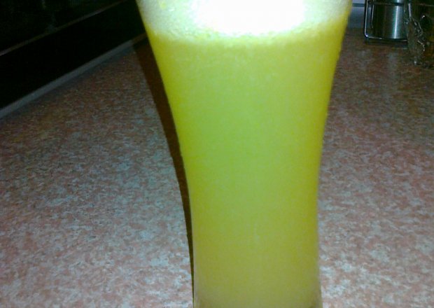 Fotografia przedstawiająca Pomarańczowo-grejpfrutowy napój gazowany