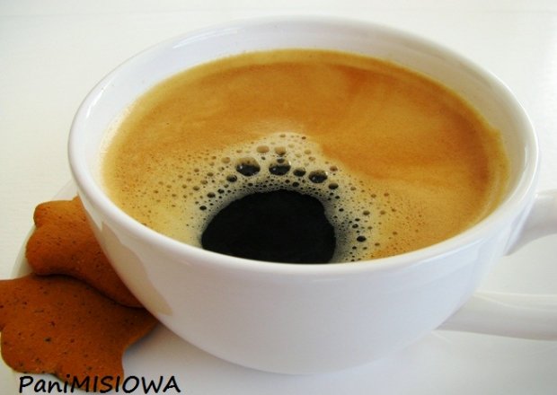 Fotografia przedstawiająca Pomarańczowo-korzenna kawa a’la grzaniec