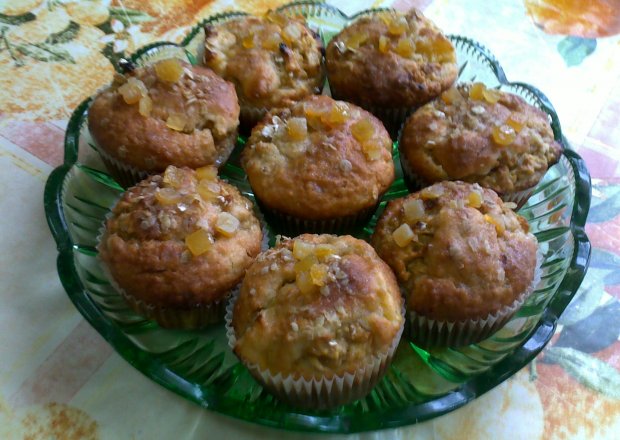 Fotografia przedstawiająca Pomarańczowo-owsiane muffinki z serem i jabłkiem