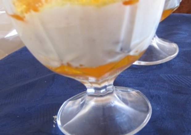 Fotografia przedstawiająca Pomarańczowy deser na jogurcie