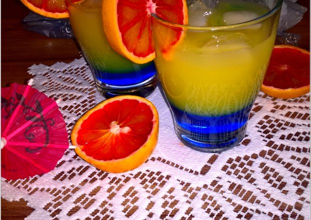 Fotografia przedstawiająca Pomarańczowy drink bezalkoholowy