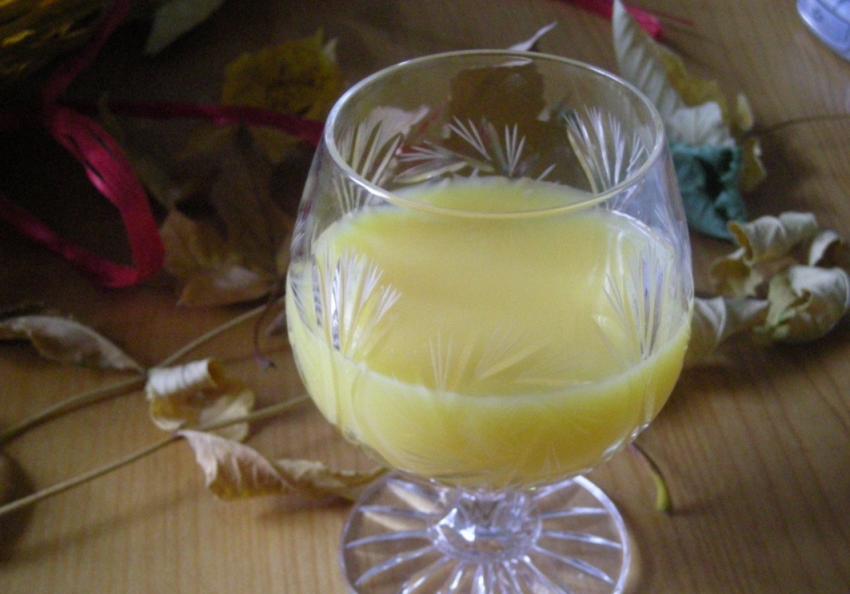 pomarańczowy drink z szampanem i musem truskawkowym foto