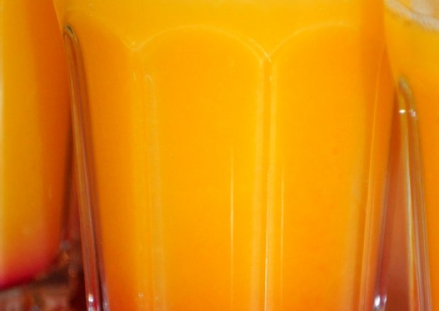 Fotografia przedstawiająca Pomarańczowy sok z czerwonym dnem