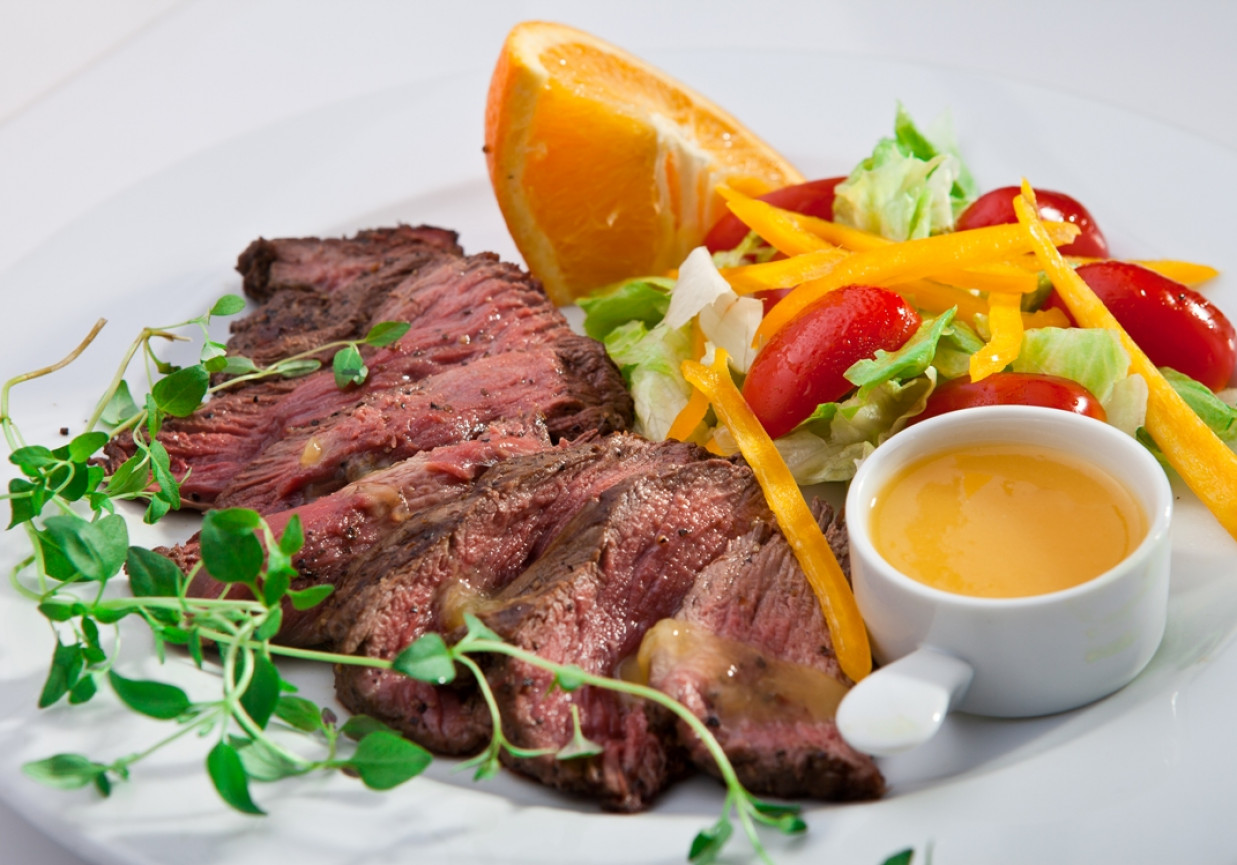 Pomarańczowy stek z polędwicy wołowej w asyście sałatki mista foto