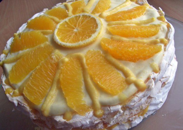 Fotografia przedstawiająca Pomarańczowy tort bezowy
