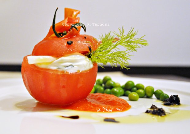 Fotografia przedstawiająca Pomidor faszerowany kozim twarożkiem Rafała Targosza