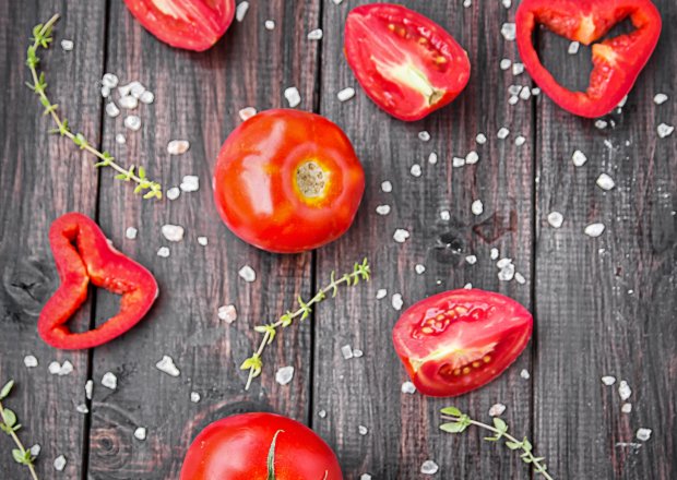 Pomidor – jak obrać go ze skórki? foto