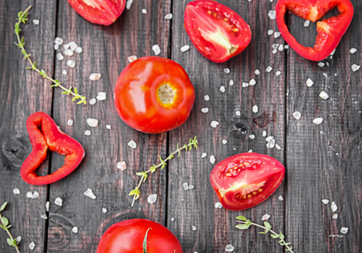 Pomidor – jak obrać go ze skórki?