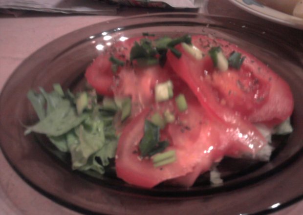 Fotografia przedstawiająca Pomidor na trawce