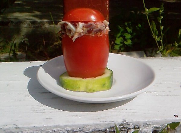 Fotografia przedstawiająca Pomidor nadziewany sałatką