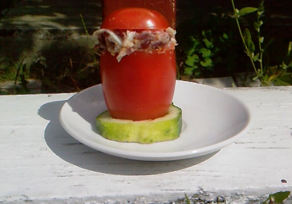 Pomidor nadziewany sałatką foto