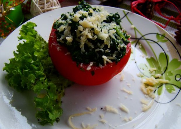 Fotografia przedstawiająca Pomidor nadziewany szpinakiem z serem żółtym