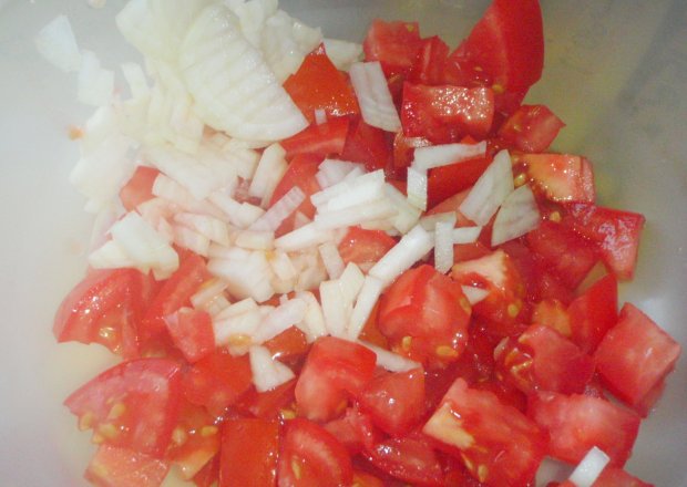 Fotografia przedstawiająca Pomidor sałatkowy z cebulą
