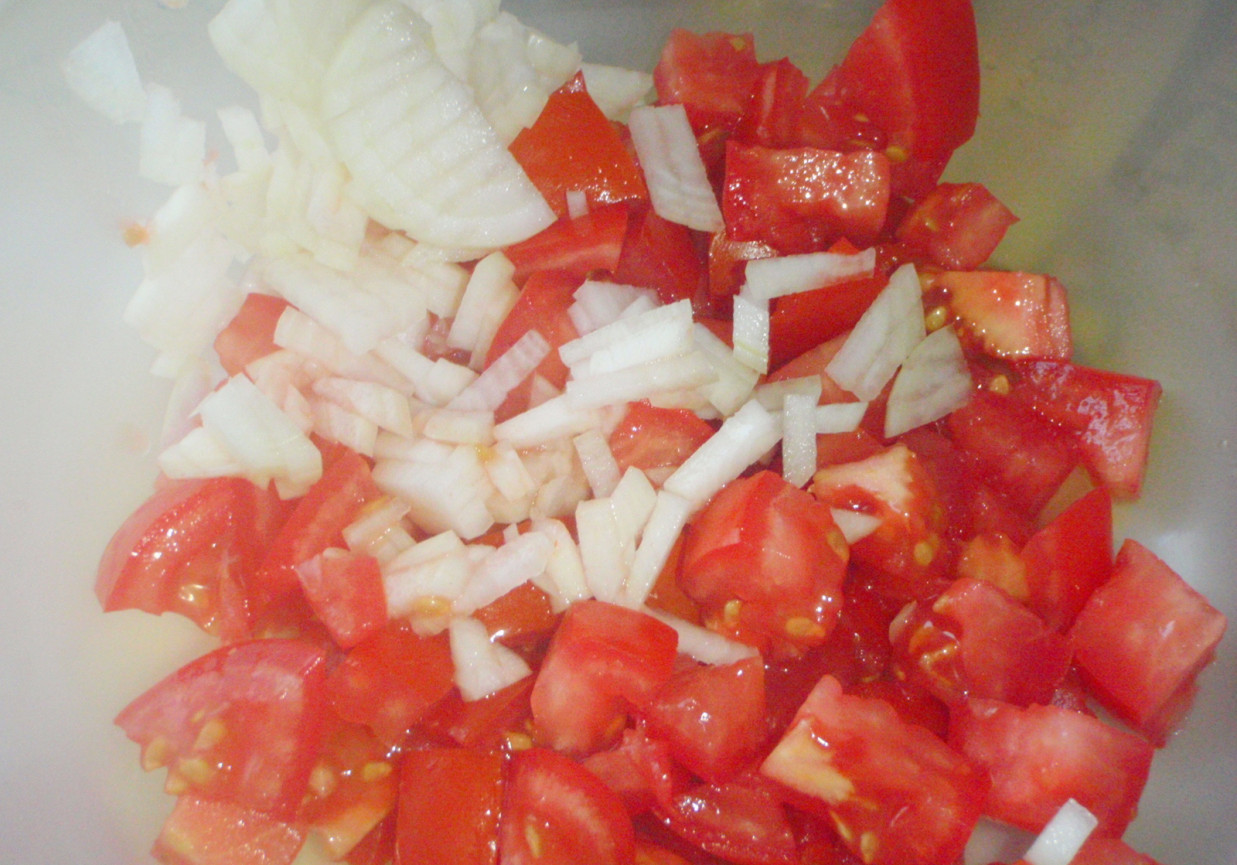 Pomidor sałatkowy z cebulą foto