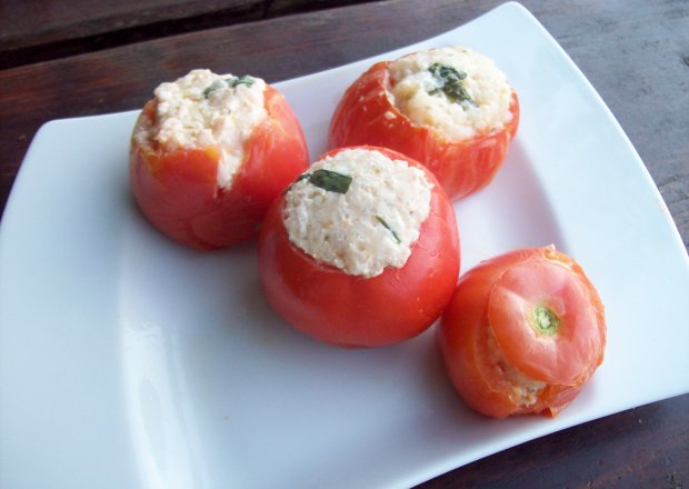 Fotografia przedstawiająca pomidor z grilla z fetą i ryżem