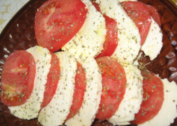 Fotografia przedstawiająca pomidor z mozzarella