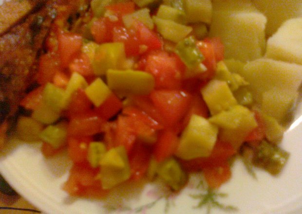 Fotografia przedstawiająca pomidor z ogórkiem konserwowym do obiadu
