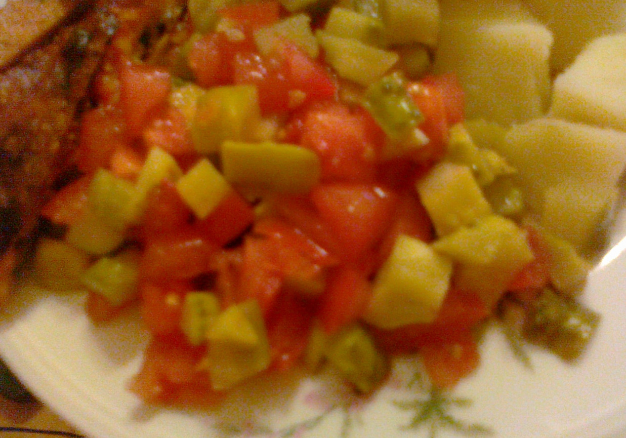 pomidor z ogórkiem konserwowym do obiadu foto
