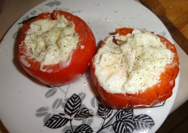 Fotografia przedstawiająca Pomidor zapiekany z jajkiem