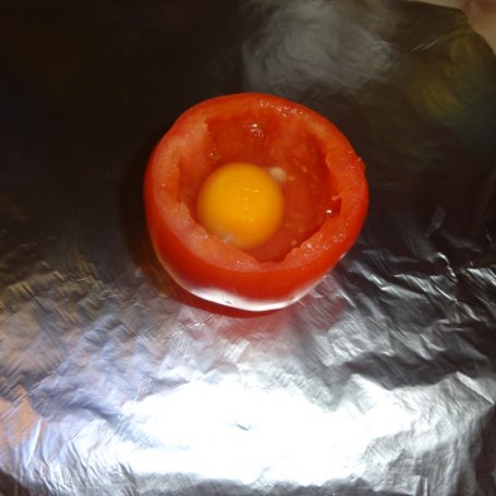 Krok 2 - Pomidor zapiekany z jajkiem foto