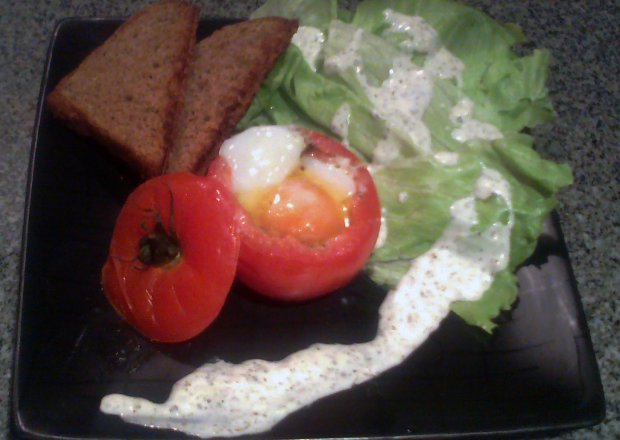 Fotografia przedstawiająca Pomidor zapiekany z jajkiem