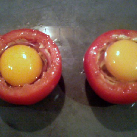 Krok 2 - Pomidor zapiekany z jajkiem foto