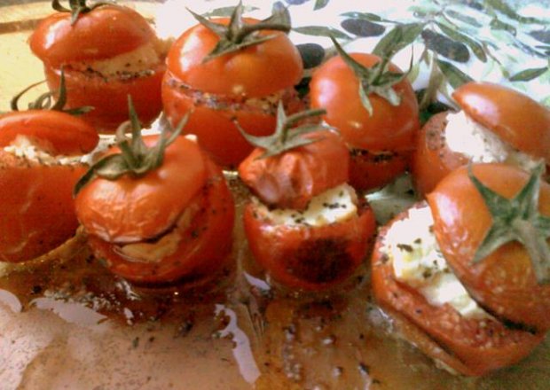 Fotografia przedstawiająca Pomidorki cherry zapiekane z włoskim serem