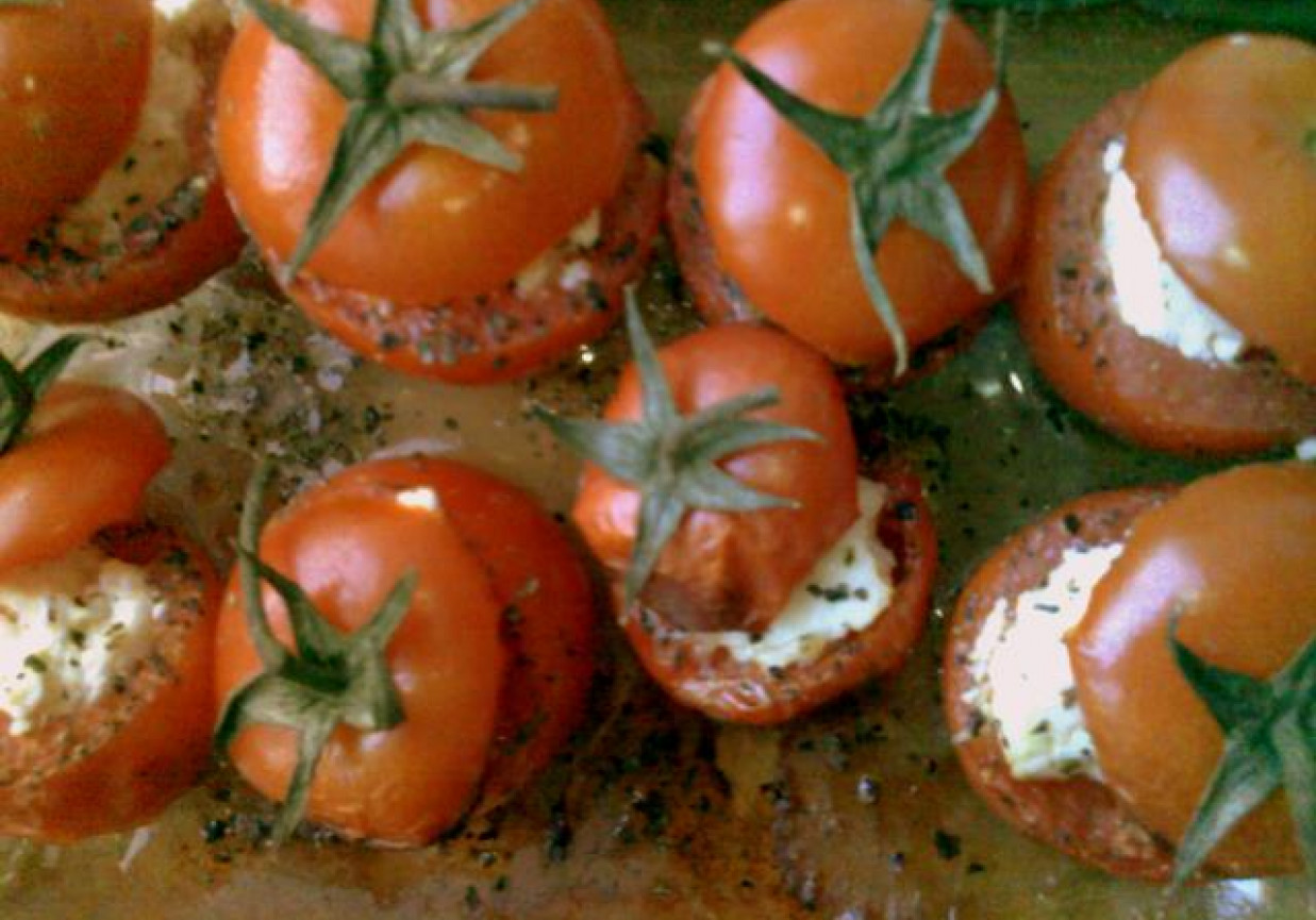 Pomidorki cherry zapiekane z włoskim serem foto