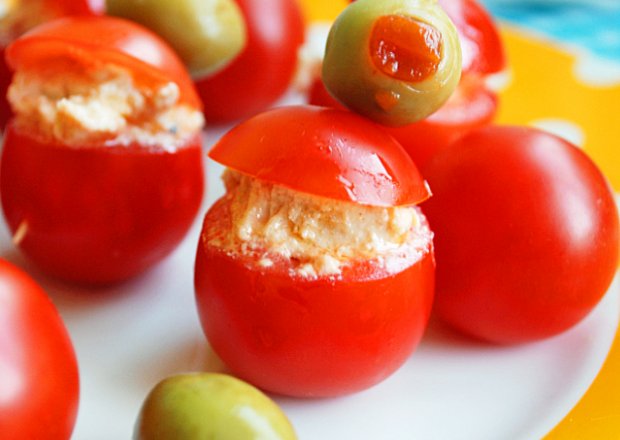 Fotografia przedstawiająca Pomidorki faszerowane serem feta