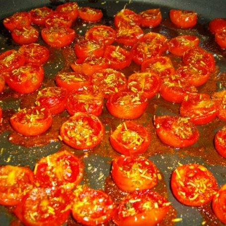 Krok 5 - Pomidorki koktajlowe pieczone z przyprawami - z mikrofalówki foto